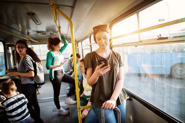 Jóvenes Atractivos Viajando Autobús — Foto de Stock