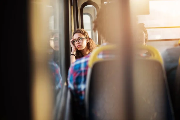 Jeune Jolie Femme Assise Sur Siège Autobus — Photo