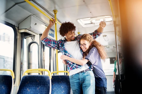 年轻快乐的男人和女人拥抱在公共汽车上 — 图库照片