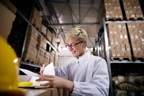 Young Female Worker Counting Boxes Storage Using Tablet — Stock Photo, Image