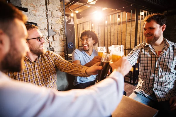 Jóvenes Hombres Barbudos Felices Celebrando Brindando Con Cerveza Pub — Foto de Stock