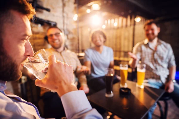 Jóvenes Hombres Barbudos Felices Bebiendo Con Cerveza Pub — Foto de Stock