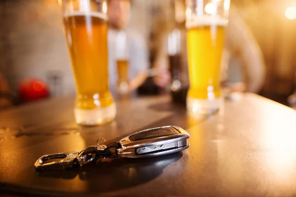 Car Keys Bar Table Front Glasses Beer — Stock Photo, Image