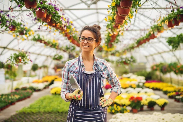 Mooie Jonge Vrouwelijke Professionele Tuinman Die Tablet Gebruikt Moderne Kas — Stockfoto