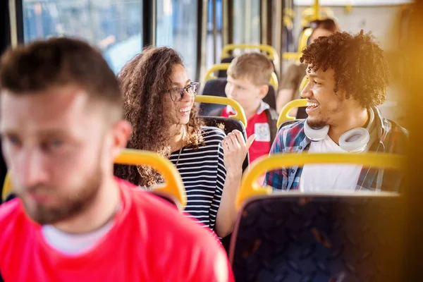 Joven Feliz Hombre Mujer Sentado Autobús — Foto de Stock