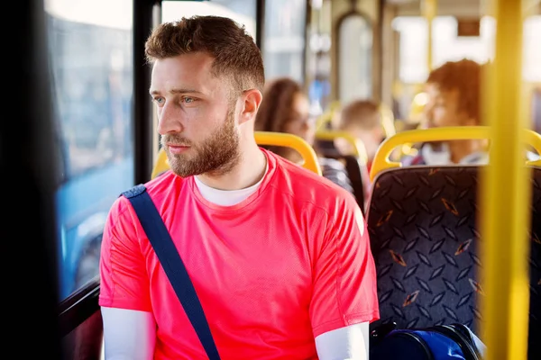 Νεαρό Όμορφος Βαριούνται Άνθρωπος Που Κάθεται Στο Λεωφορείο — Φωτογραφία Αρχείου