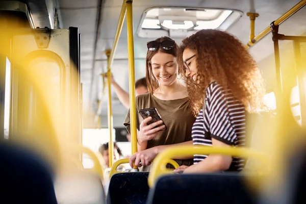 Deux Jolies Jolies Jeunes Femmes Debout Dans Bus Regardant Téléphone — Photo
