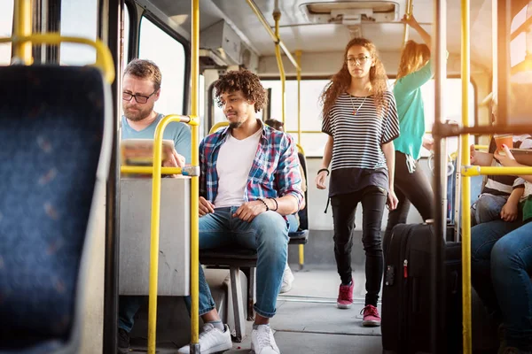 Grupo Jóvenes Pasajeros Autobús Transporte Urbano — Foto de Stock