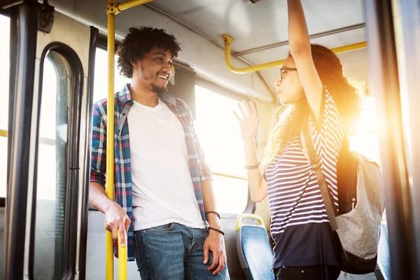 Jovem Homem Feliz Mulher Ônibus — Fotografia de Stock