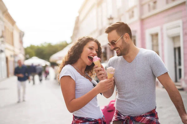 若い幸せな愛カップル都市の旅行と アイスクリームを食べる — ストック写真