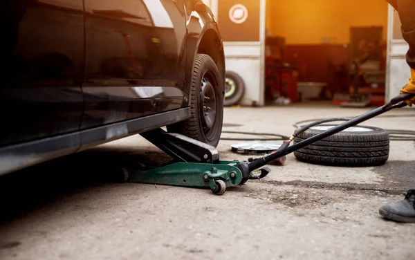 Bilmekaniker Installera Däck Garage — Stockfoto