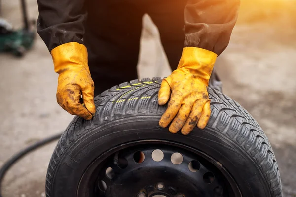 Mechaniker Gelben Handschuhen Markiert Reifen Werkstatt Mit Kreide — Stockfoto