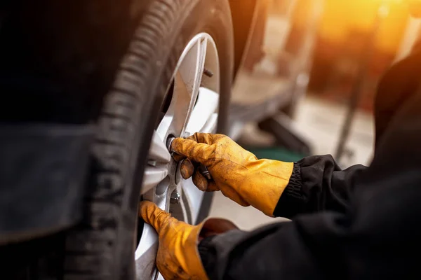 Auto Szerelő Ember Változó Gumiabroncs Garázsban Szárral — Stock Fotó