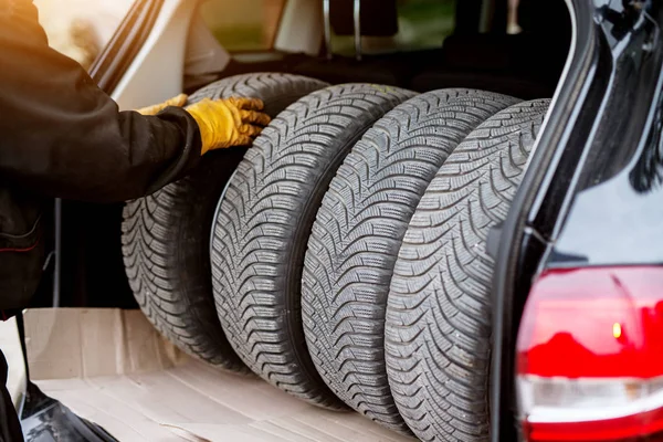 Mecânico Masculino Colocando Pneus Carro Porta Malas Carro — Fotografia de Stock