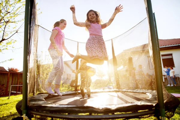 Három Imádnivaló Gyerekek Játékos Jumping Trambulin Kültéri — Stock Fotó