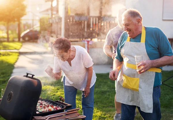 Ältere Frau Und Mann Kochen Fleisch Auf Grill Freien — Stockfoto