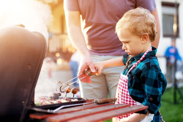 Kleine Schattige Peuter Jongen Helpen Vader Rond Grill — Stockfoto