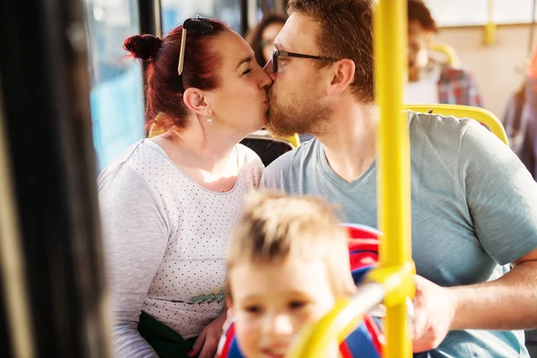 Молодая Счастливая Пара Целуется Автобусе Маленький Мальчик Сидит Рядом — стоковое фото