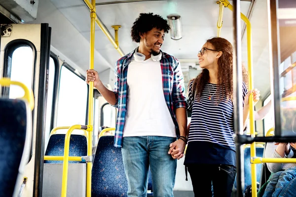 Jovem Homem Feliz Mulher Mãos Dadas Ônibus — Fotografia de Stock