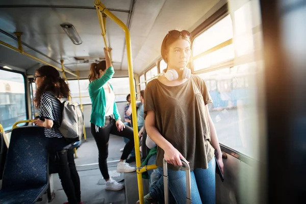 Junge Schöne Frau Hört Musik Über Kopfhörer Bus — Stockfoto