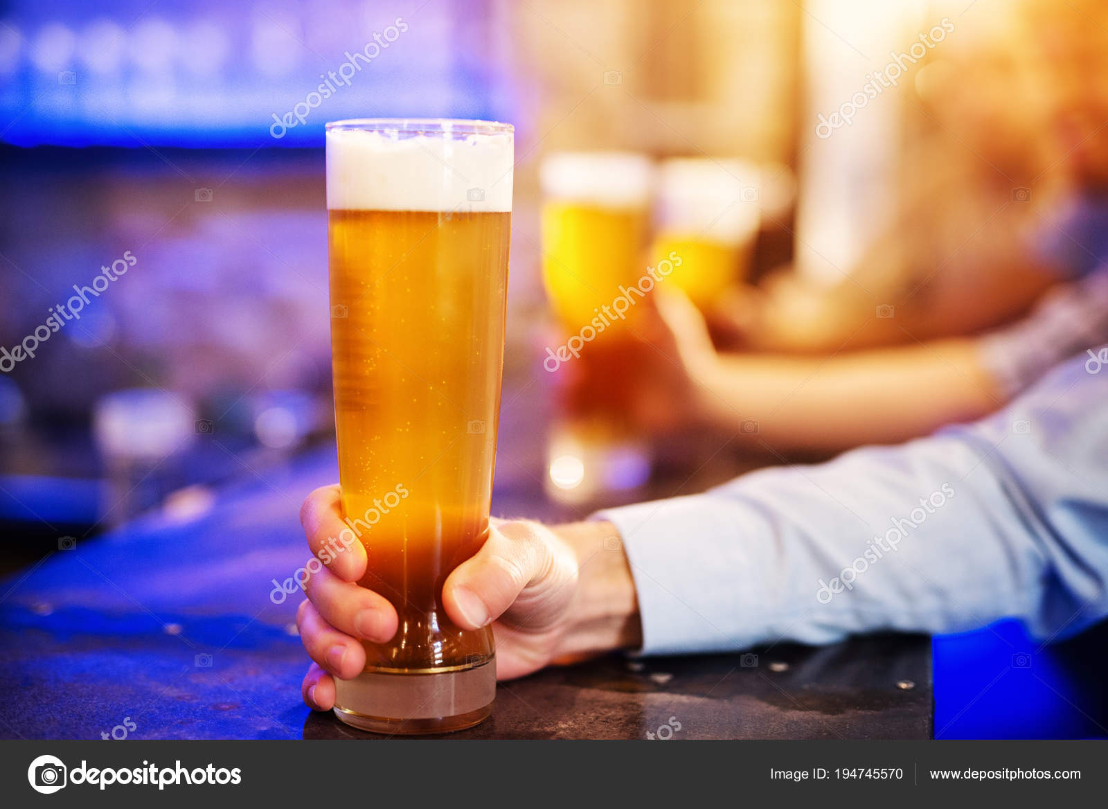 ビールのグラスを持っている男性の手でバー ストック写真 C Dusanpetkovic ビールのグラスを持っている男性の手でバー ストック写真 C Dusanpetkovic