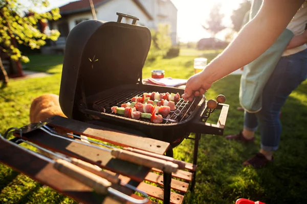 Man Cooking Vegetables Meat Grill Backyard — Stock Photo, Image