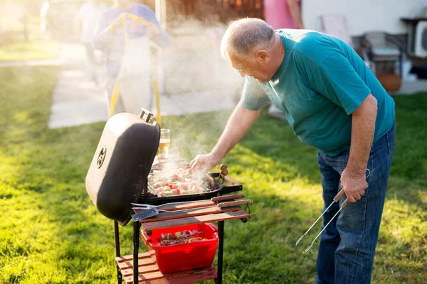 Älterer Mann Überprüft Sein Grillfleisch Fertig Ist — Stockfoto