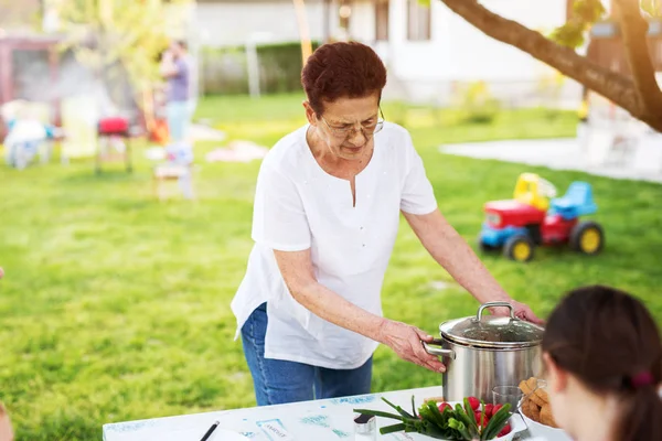 Bejaarde Vrouw Zorgvuldig Picknicktafel Serveren Een Mooie Dag — Stockfoto