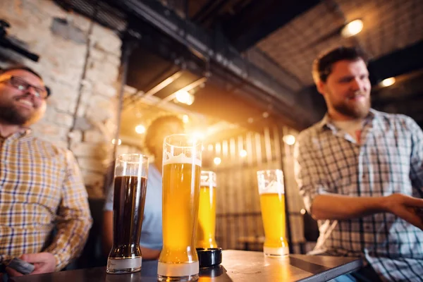 Jovens Homens Barbudos Felizes Bebendo Cerveja Pub — Fotografia de Stock