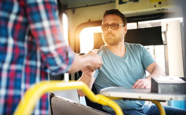 Bussjåfør Som Snakker Med Passasjer Krever Billett – stockfoto