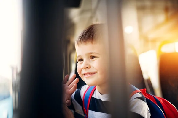 Joven Adorable Lindo Niño Autobús — Foto de Stock