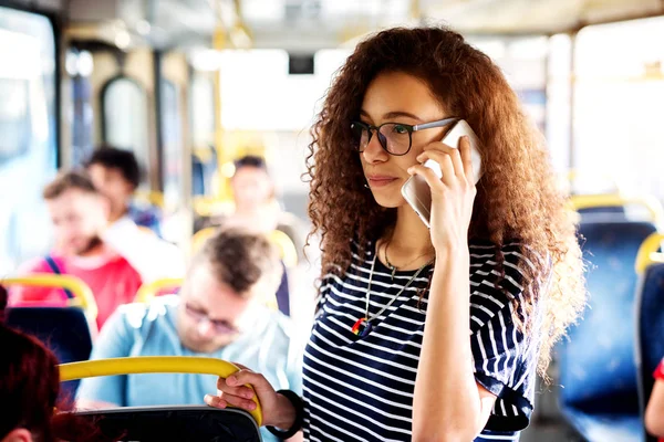 Молодая Красивая Женщина Разговаривает Мобильному Телефону Автобусе — стоковое фото