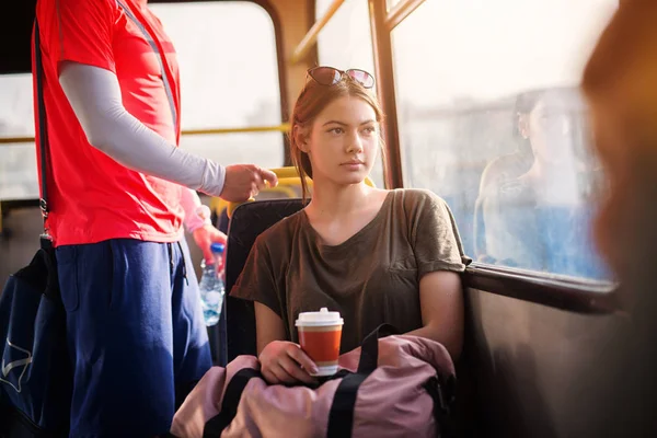 Joven Adorable Mujer Sentada Asiento Del Autobús Sosteniendo Bolso Taza — Foto de Stock