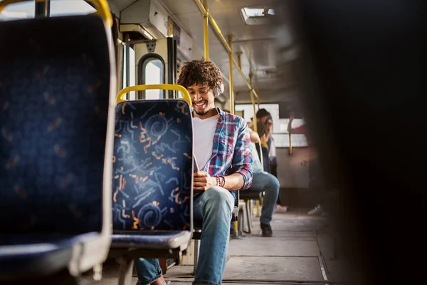 Joven Feliz Hombre Sentado Asiento Autobús Escuchando Música Través Auriculares — Foto de Stock