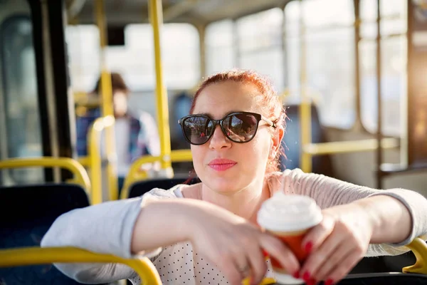 Junge Hübsche Frau Sitzt Auf Einem Bussitz Und Trinkt Kaffee — Stockfoto