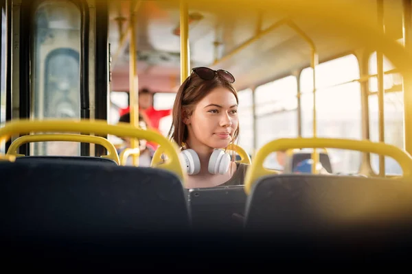 Ung Vacker Kvinna Med Headsetet Sitter Buss Säte — Stockfoto