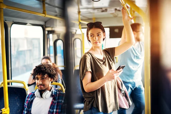 Vonzó Fiatalok Utazás Busszal — Stock Fotó