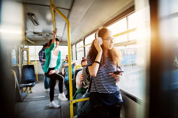 Genç Güzel Kadın Otobüste Kulaklıklar Müzik Dinlemek — Stok fotoğraf