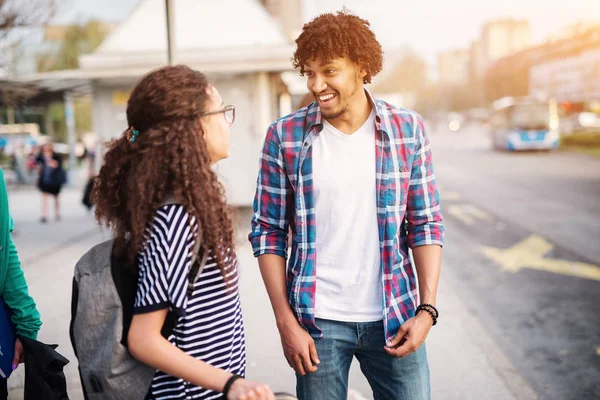 Junges Fröhliches Paar Steht Bushaltestelle Und Redet Und Lacht — Stockfoto