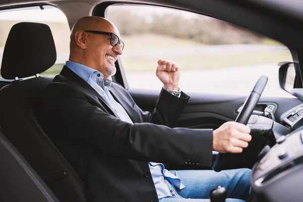 Glücklich Reifen Eleganten Geschäftsmann Anzug Auto Fahren — Stockfoto