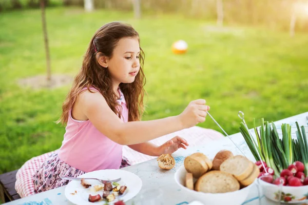 Schattig Meisje Eten Picknick Maaltijd Zitten Aan Tafel Stockfoto