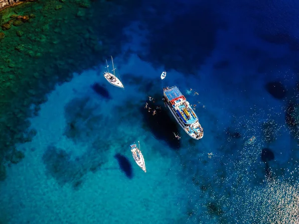 鸟瞰美丽的蓝色泻湖与帆船和大型游艇 — 图库照片