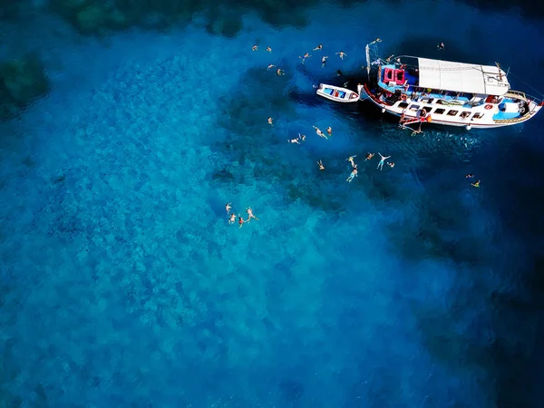 Vista Aerea Bella Laguna Blu Con Barca Vela Bianca — Foto Stock