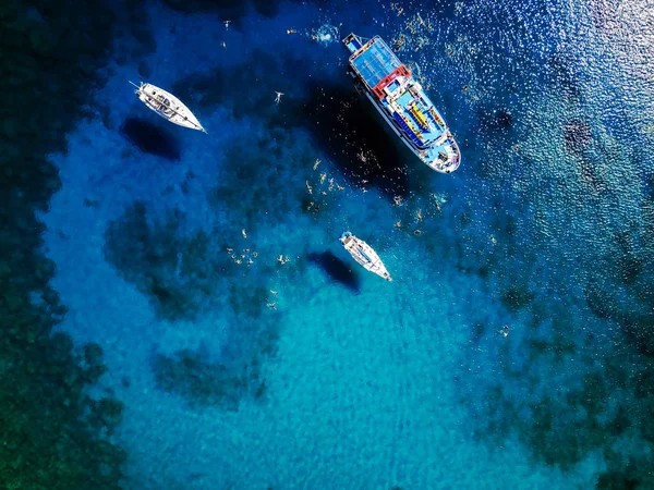 Vista Aerea Bella Laguna Blu Con Barche Vela Grande Yacht — Foto Stock