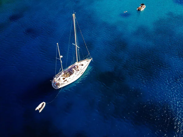 Вид Повітря Красиву Синю Лагуну Вітрильним Човном Великою Яхтою — стокове фото