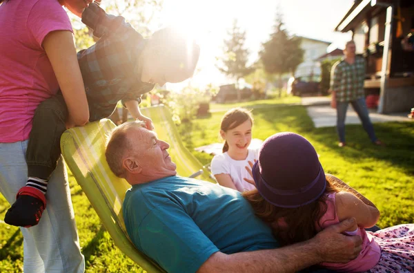 Niños Alegres Divirtiéndose Con Abuelo Patio Trasero — Foto de Stock