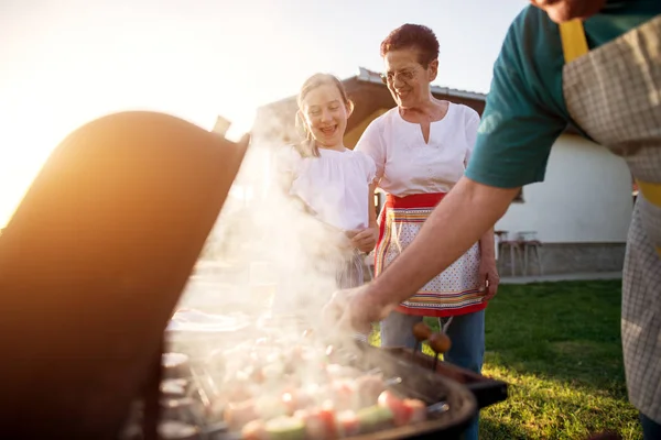 Fröhliche Familie Kochen Mit Grill Freien Hinterhof Glückliche Familie Grillen — Stockfoto