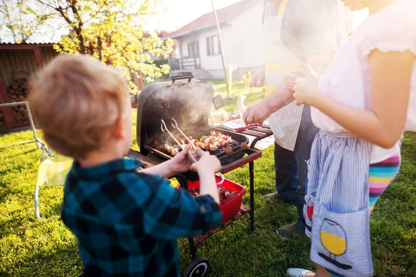 Kleine Schattige Peuter Jongen Helpen Familie Rond Grill — Stockfoto