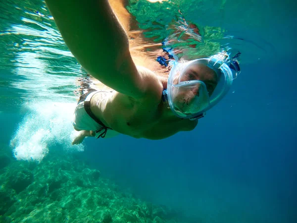 Jovem Homem Snorkeling Máscara Natação Subaquática Tomando Selfie — Fotografia de Stock