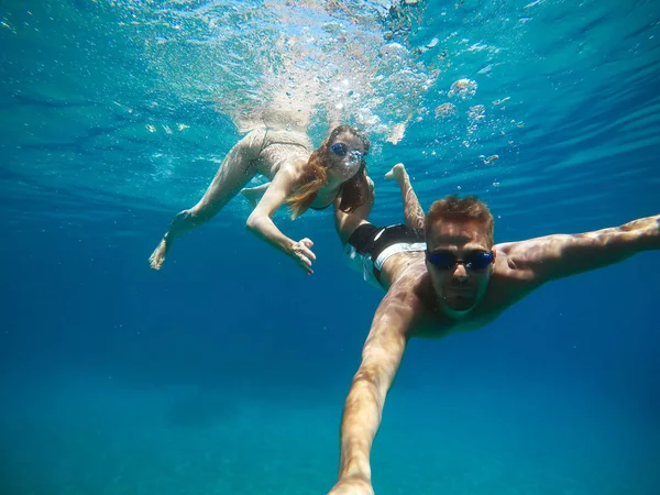 水中の楽しみを持っている陽気なカップル — ストック写真